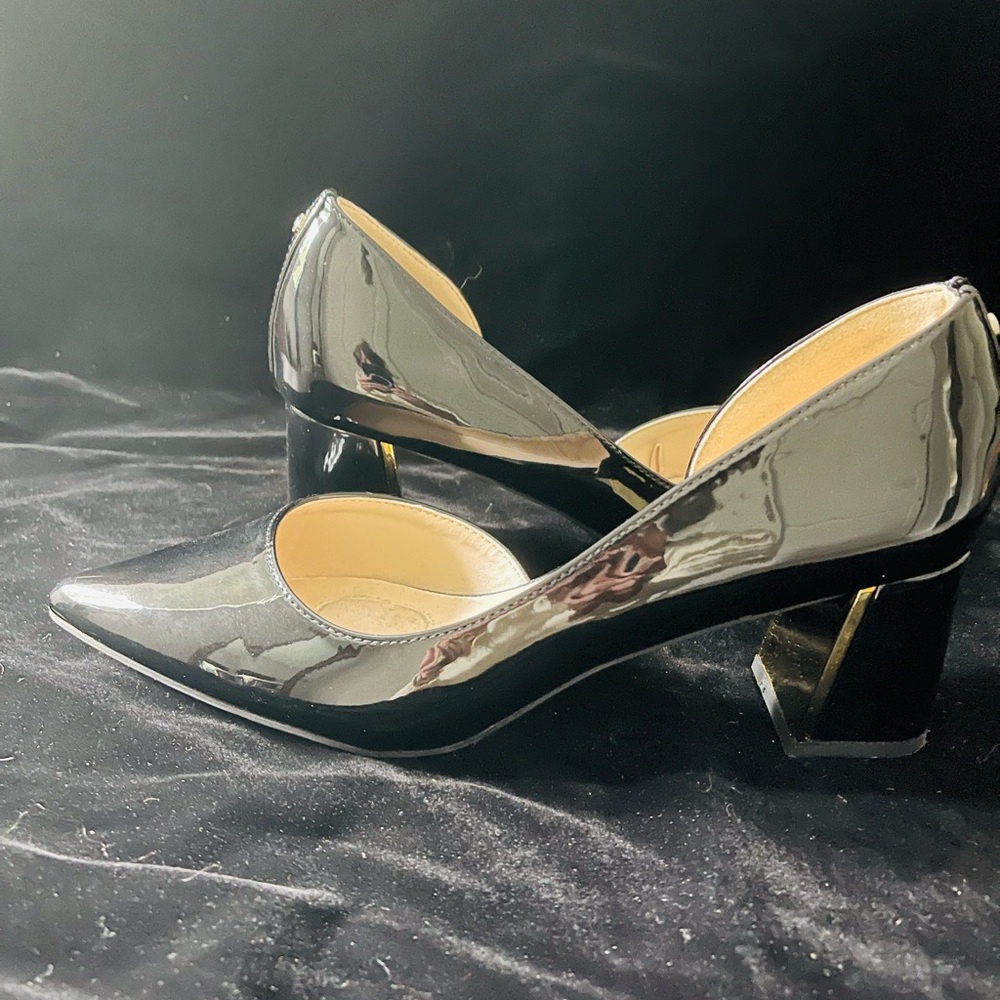Elegant black patent leather pumps. Inner part of heel is gold.